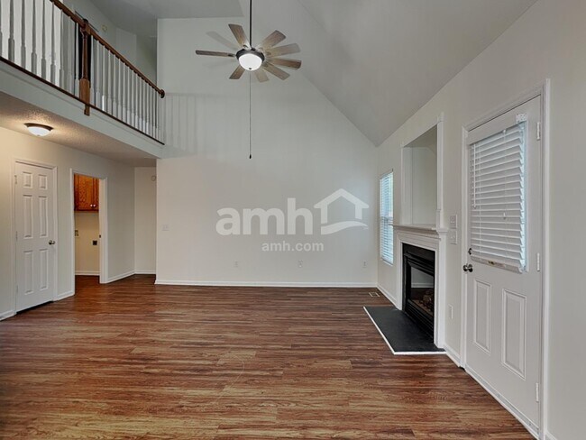 Building Photo - 419 Parallel Dr