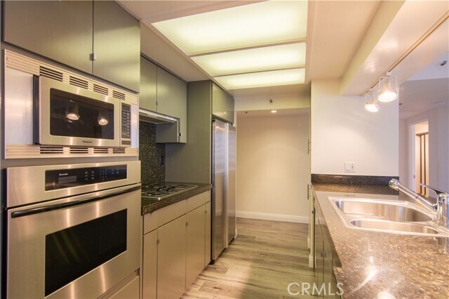 Building Photo - 600 W 9th St