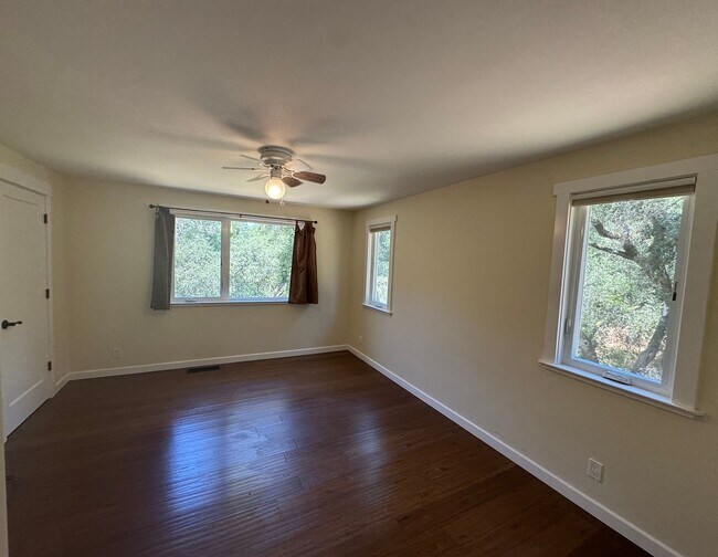 Building Photo - Beautiful 3 Bedroom/2 Bathroom Plus Bonus Room in Ben Lomond