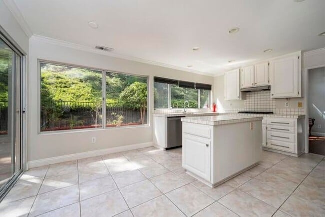 Building Photo - Beautiful 4Br/2.5Ba Home With Private Yard...