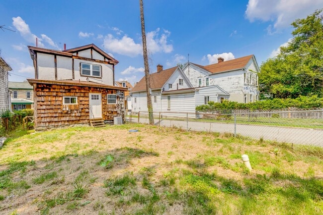 Building Photo - AVAILABLE August 2026 - Beautiful 2+ Bedroom Home w/ Updates Throughout!