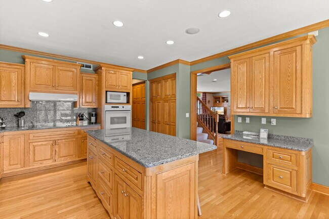 Building Photo - 1580 E Shore Dr