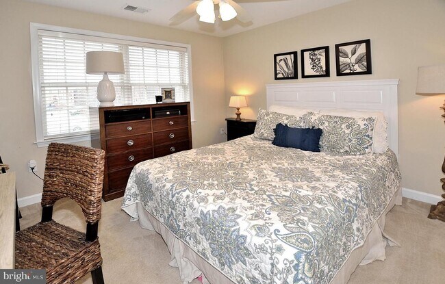 Building Photo - 6940 Fairfax Dr