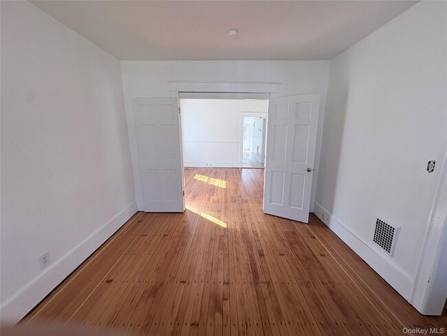 Building Photo - 23 May St