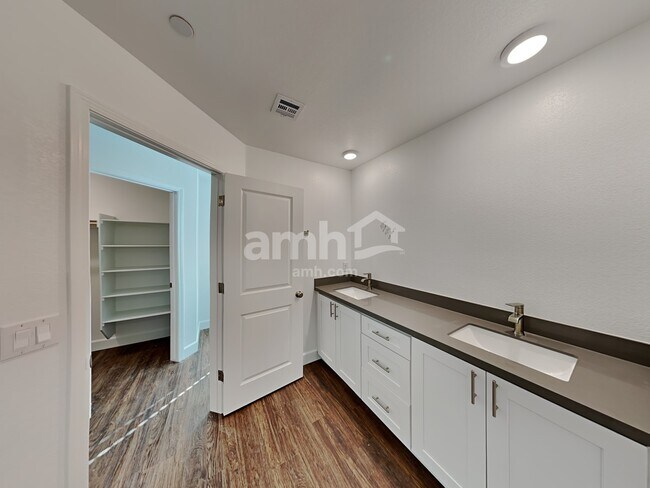 Building Photo - 3360 Blodwen St