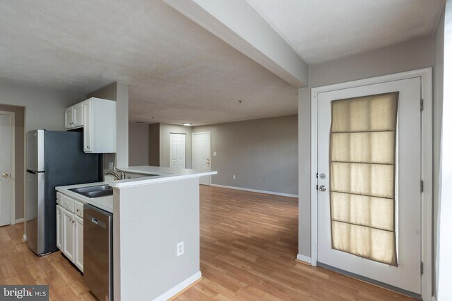 Building Photo - 689 Winding Stream Way