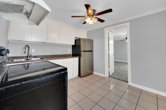 Building Photo - 418 E Avenue F