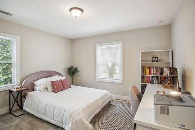 Building Photo - 1384 Lanvale Dr SW
