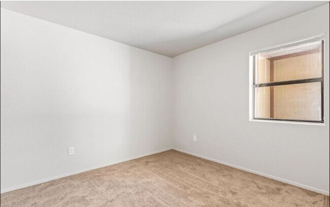 Building Photo - Cute, clean 2 bed / 1 bath in Northeast Pa...