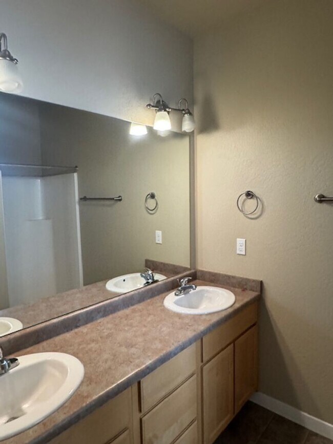 Building Photo - **SPECIAL** FIRST MONTH FREE W/ ONE YEAR LEASE/ 3 LEVEL CONDO W/ UPGRADES, GARAGE/ FENCED YARD