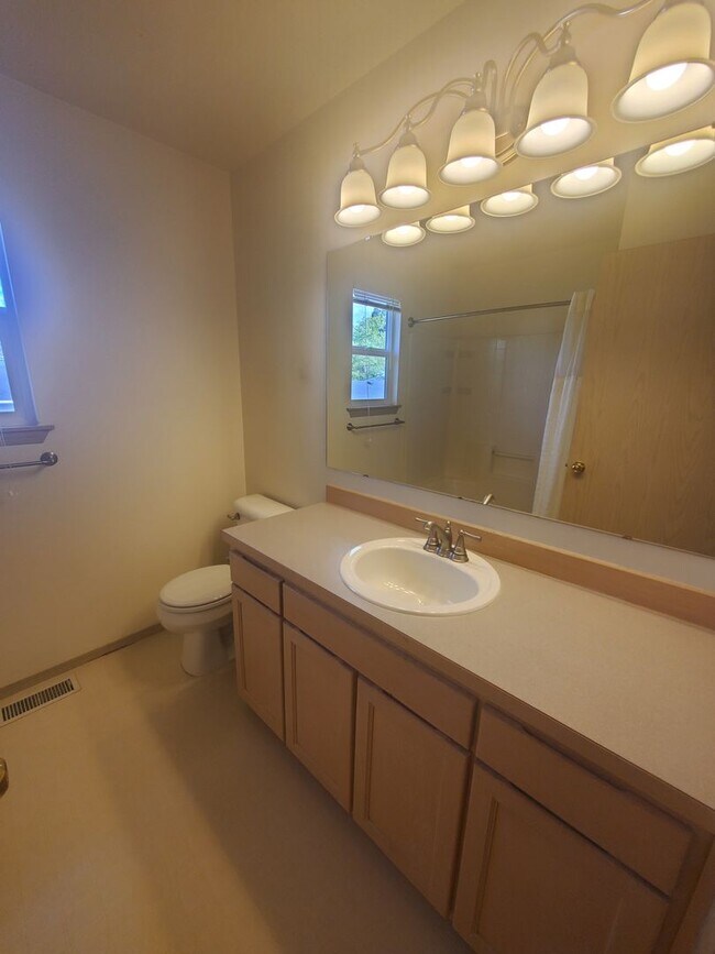 Building Photo - Bright 4BD/2.5BTH Lynnwood Home with Vault...