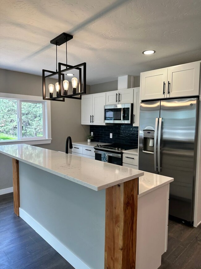 Building Photo - Gorgeous PET FRIENDLY fully remodeled house