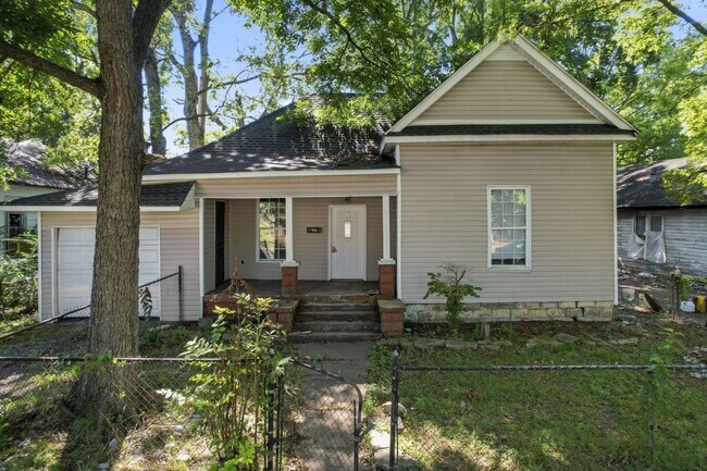 Building Photo - "Charming 3-Bed, 2-Bath Home in Bessemer –...