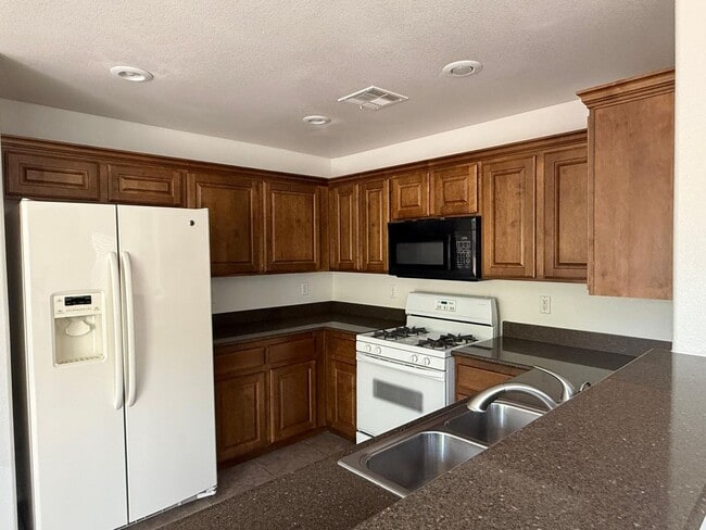 Building Photo - 3 BEDROOMS HOME WITH 2.5 BATHROOMS