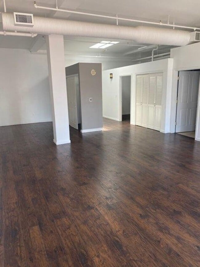 Building Photo - 2 Bedroom Downtown Denver Loft w/ Parking Spot! Available April 1st!