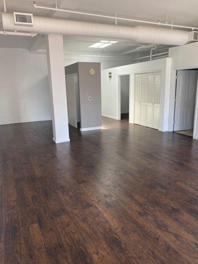 Building Photo - 2 Bedroom Downtown Denver Loft w/ Parking Spot! REST OF MAY FREE!