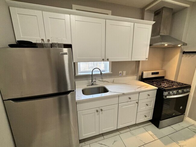 Building Photo - 131 Alexander Ave