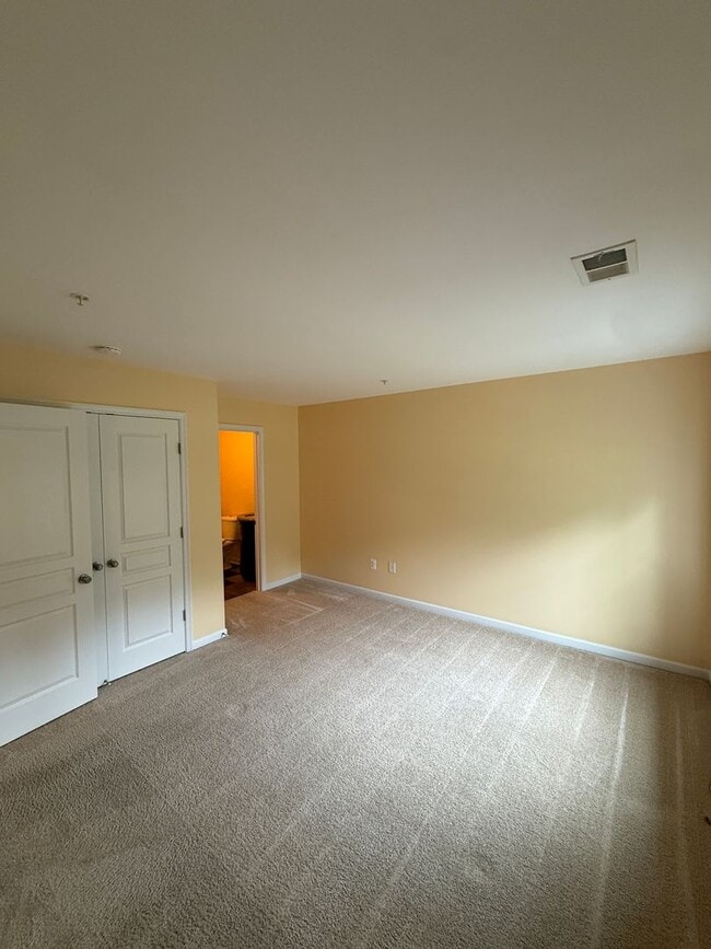 Building Photo - ACT FAST! 4 Bedroom Townhome in Desirable Gateway Overlook Community!