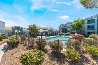 Building Photo - Bright & Cozy Condo in Gated Community!