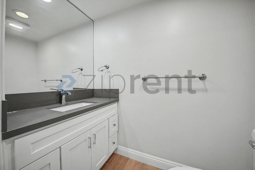 Building Photo - Unit 204