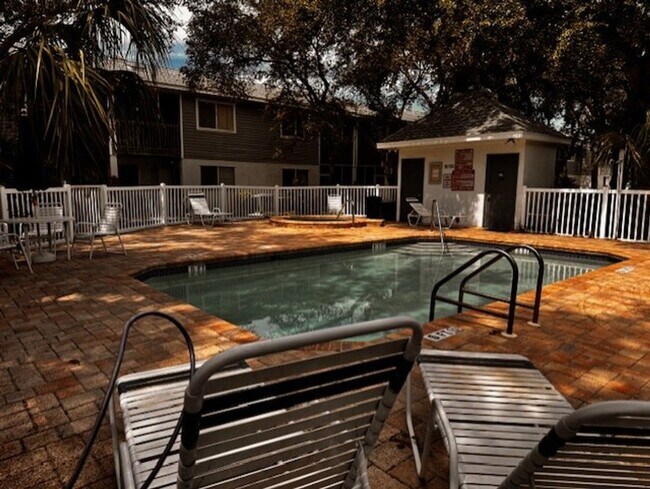 Building Photo - Luxury 3 bedroom 2 bathroom townhome avail...
