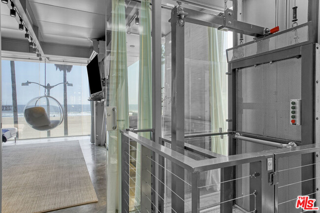 Building Photo - 2911 Ocean Front Walk