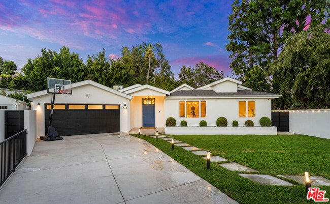 Building Photo - 530 S Bentley Ave