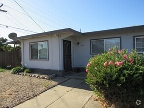 Building Photo - Centrally Located 2 Bed/1 Bath Duplex in L...