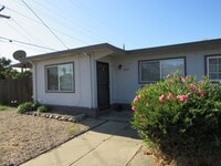 Building Photo - Centrally Located 2 Bed/1 Bath Duplex in L...