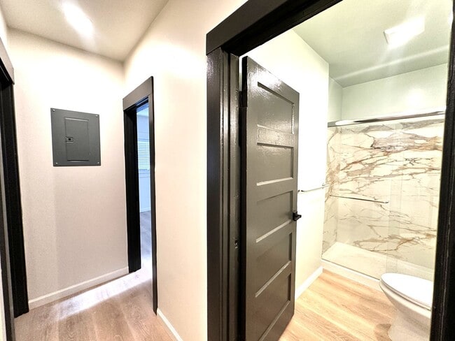 Building Photo - 5 Bed/2 Full Baths W/Washer&Dryer Hook Ups!