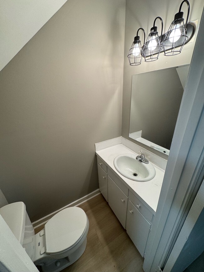 Building Photo - 123 Aqua Ct