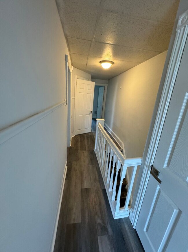 Building Photo - Refreshed 3BR/1BA Cozy Home with Porch & Fenced Yard!