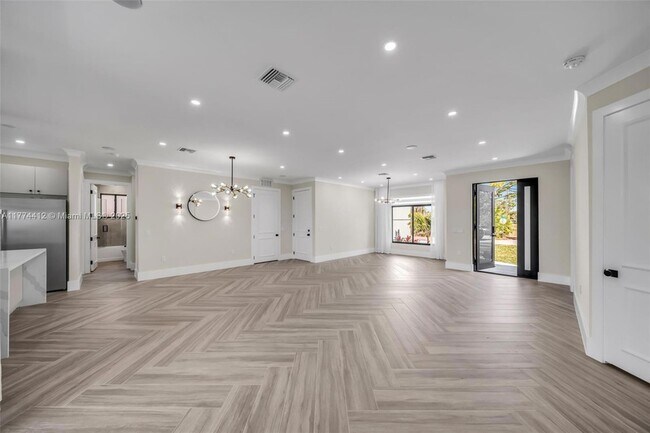 Building Photo - 3600 NE 9th Pl