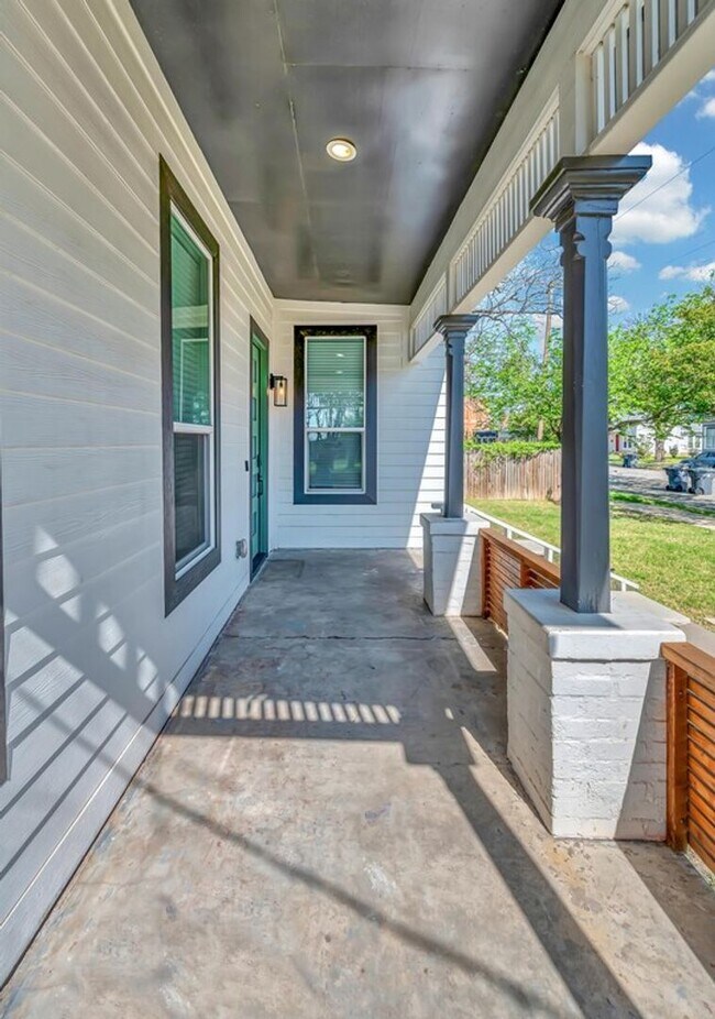 Building Photo - Beautiful 3 bedroom / 3 bath house available now!