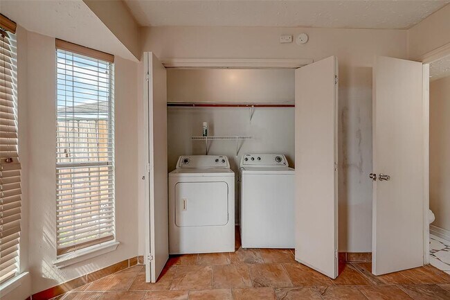 Building Photo - 2026 Sandy Knoll Dr