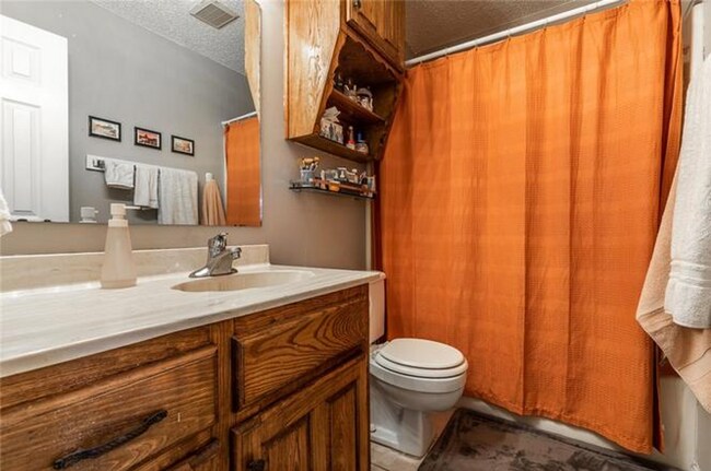 Building Photo - 2 Bd / 2 Ba Townhome Minutes Away From Campus & Downtown!