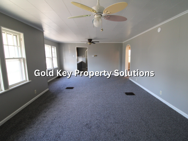Building Photo - Beautifully Updated 2 BR 1 BA House with B...