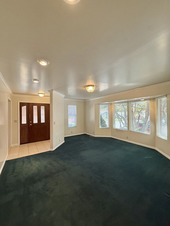 Building Photo - Spacious 5 Bedroom, 2 Bath Home with Moder...