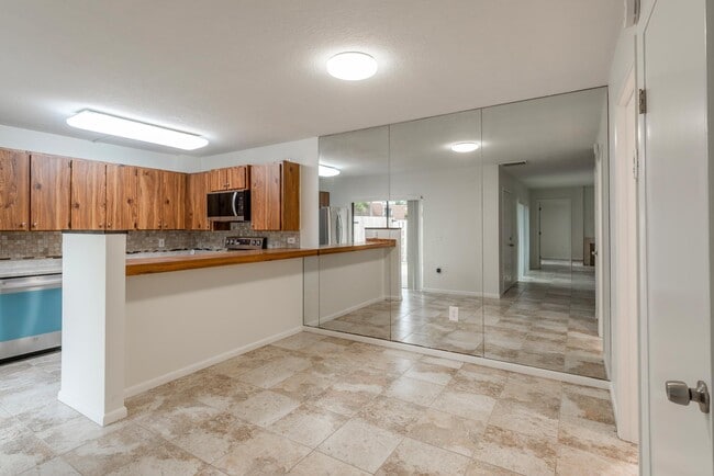 Building Photo - 1607 16th Ln