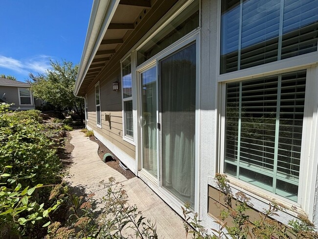 Building Photo - 1031 NE Watt Way