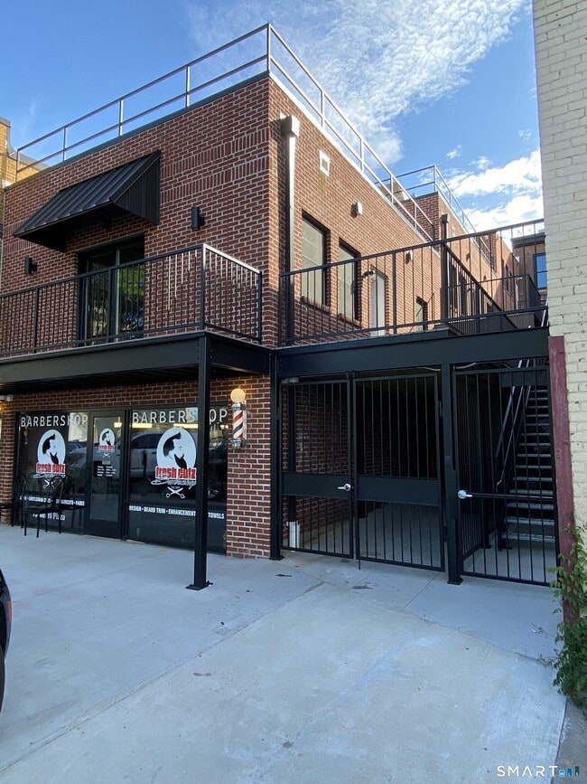 Building Photo - 424 Main St