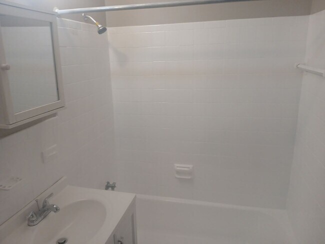Building Photo - NEW Rate NOW! Beautiful 3 Bedroom Home in ...
