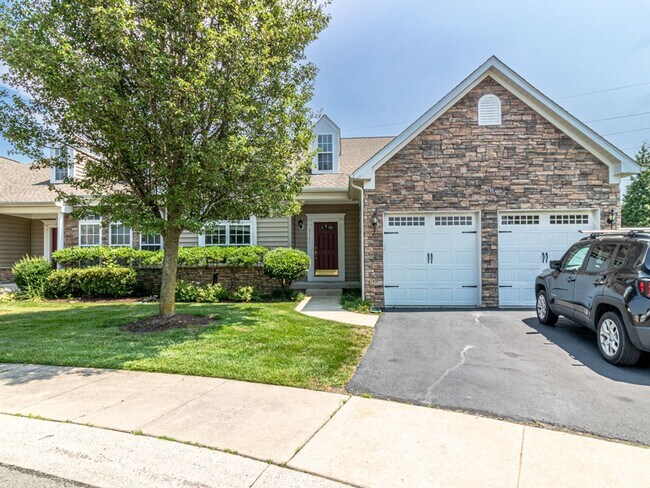 Building Photo - Spacious Unfurnished 3-BR, 2.5-BA year-rou...