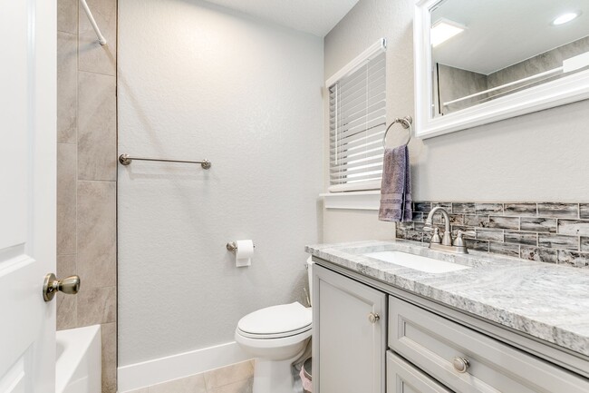 Building Photo - 3 Bedroom/2 Bath Los Angeles Heights Subdi...