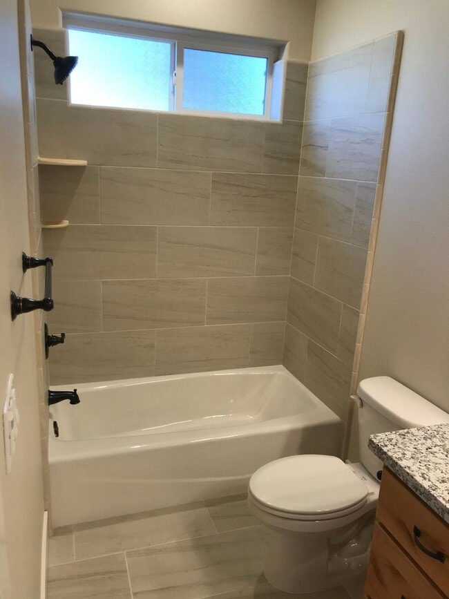 Building Photo - SPACIOUS 3 BEDROOM 3.5 BATHROOM HOME With Washer and Dryer!