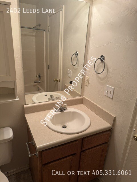 Building Photo - 2402 Leeds Ln