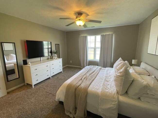Building Photo - 3 Bedroom House and Fenced in Yard Availab...