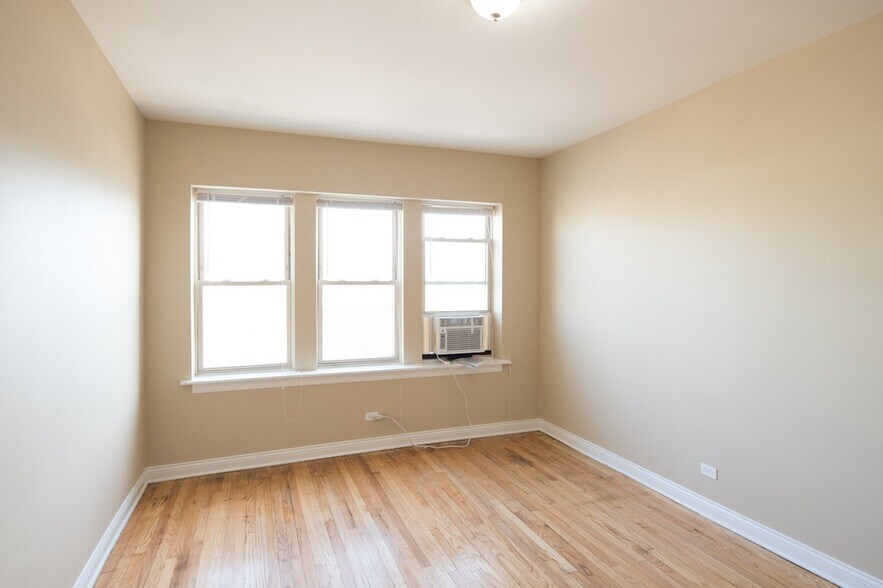 Building Photo - 4439 W Fullerton Ave