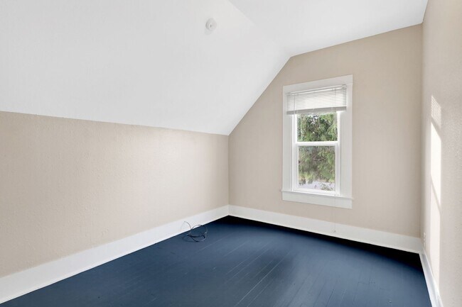 Building Photo - 4 Bedroom, 1 Bathroom Home in the York Neighborhood for Rent!