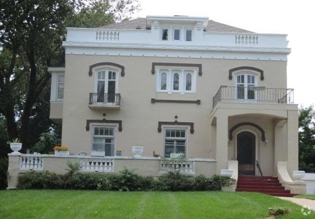 Building Photo - Clarisa Properties